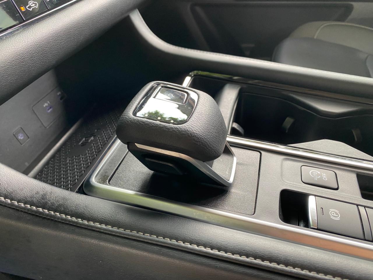 Nissan Pathfinder SL 2WD 2024