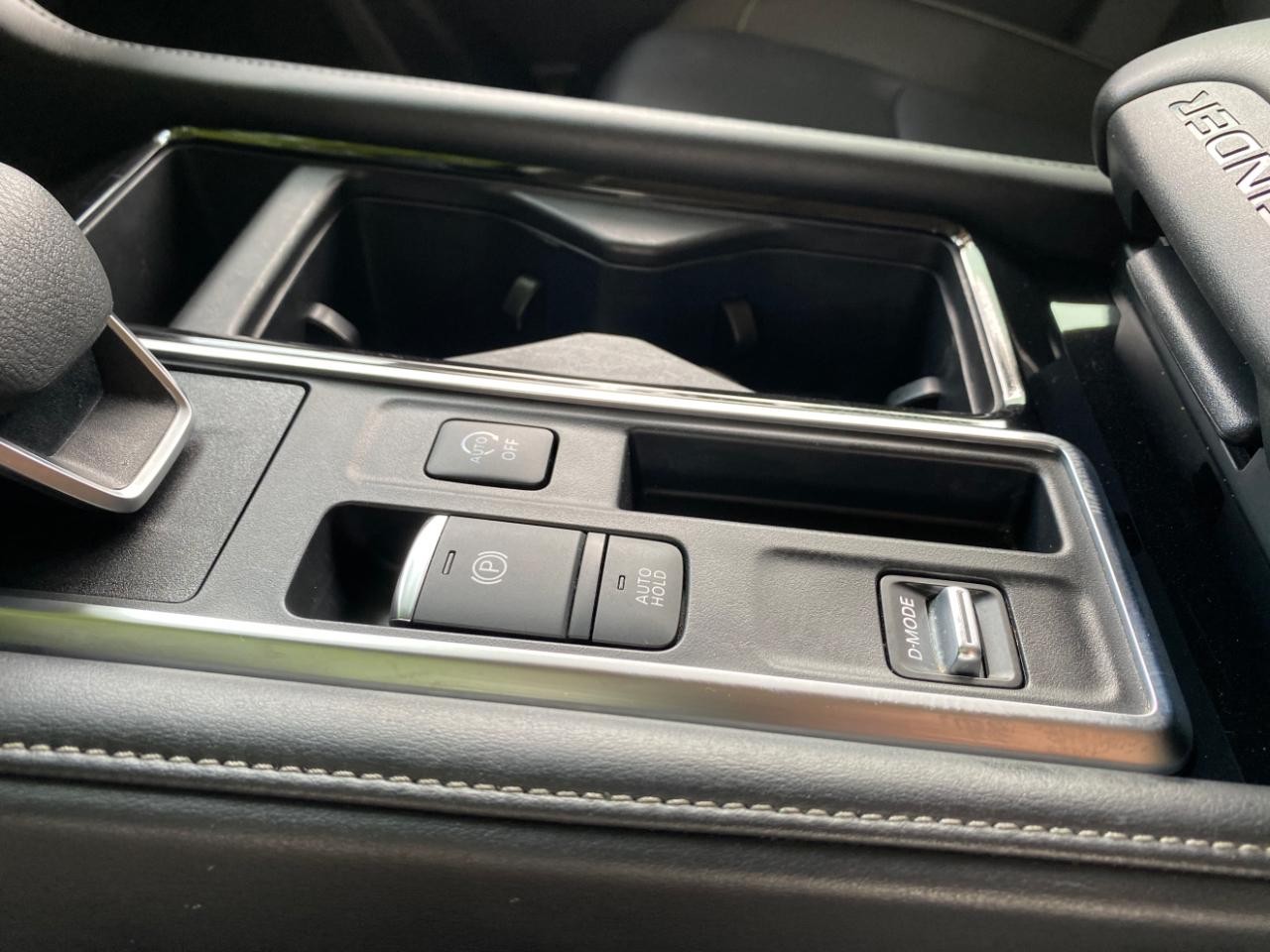 Nissan Pathfinder SL 2WD 2024