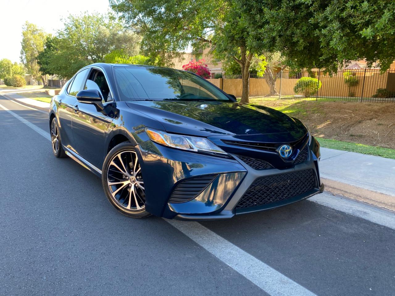 Toyota Camry Hybrid SE CVT (Natl) 2020