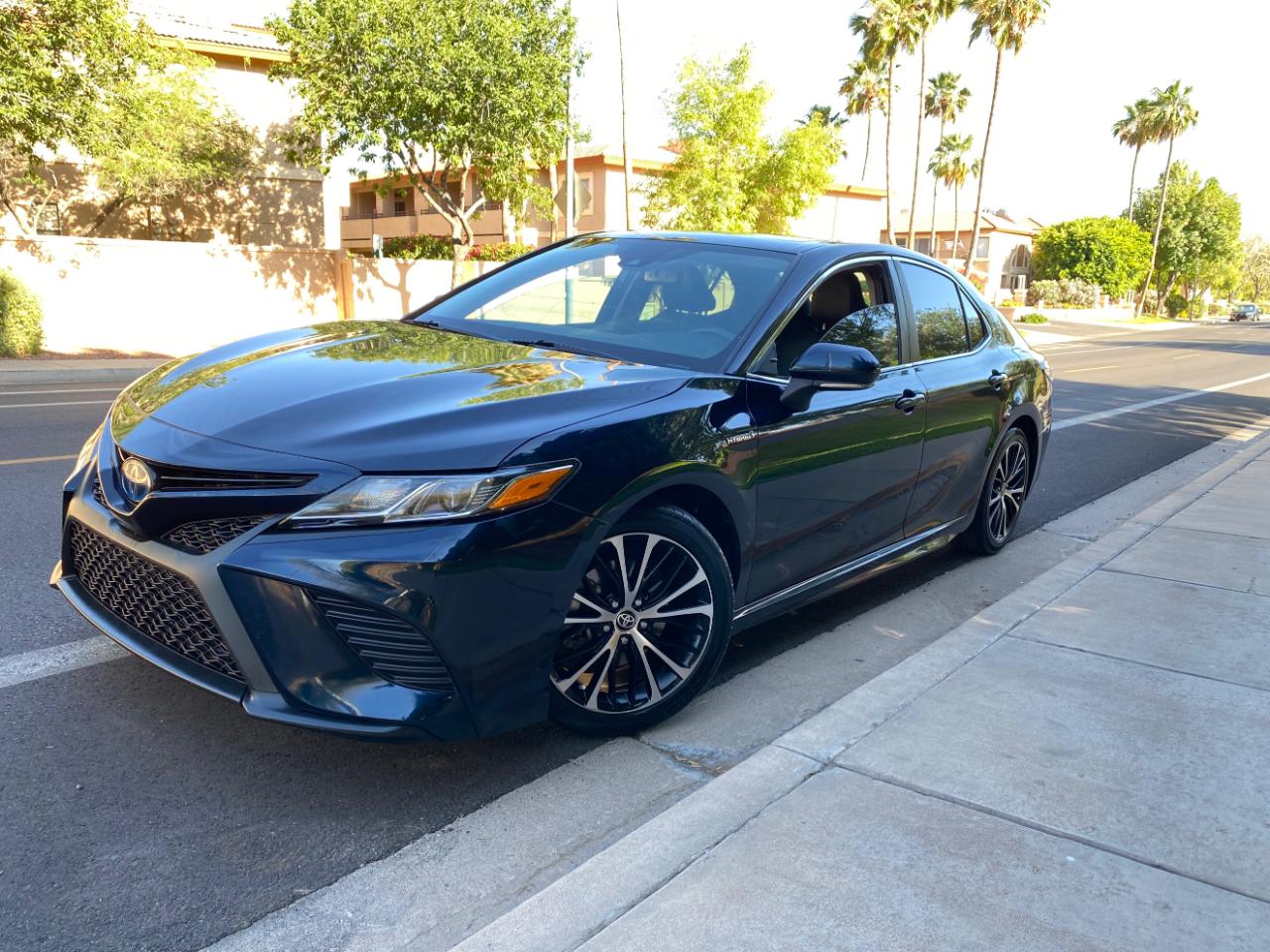 Toyota Camry Hybrid SE CVT (Natl) 2020