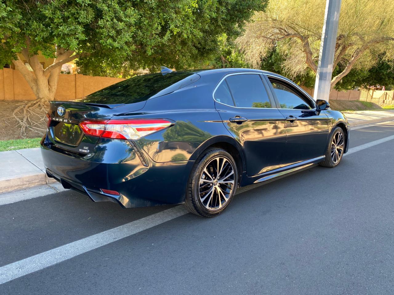 Toyota Camry Hybrid SE CVT (Natl) 2020