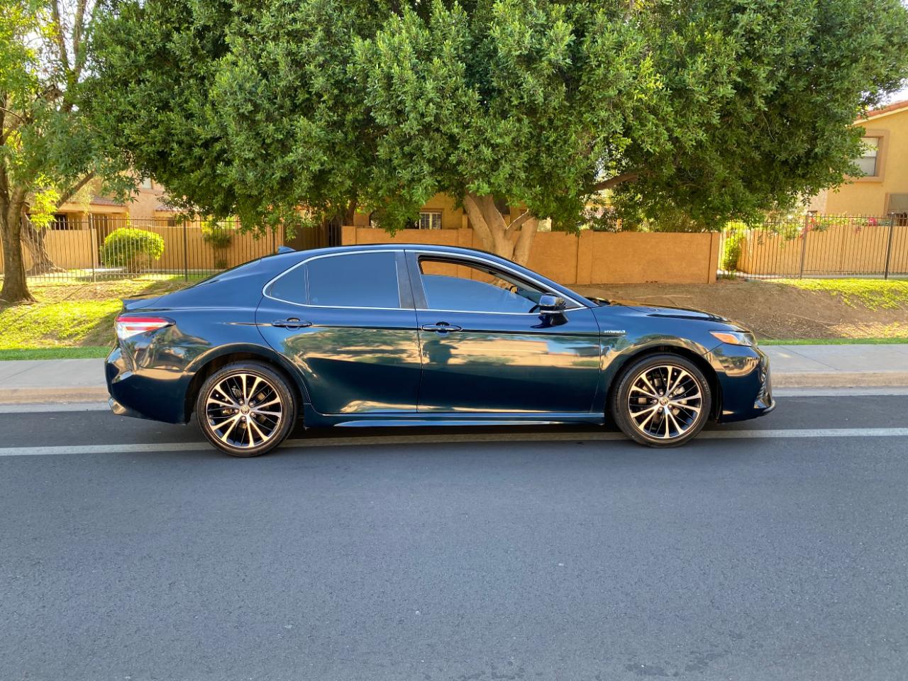 Toyota Camry Hybrid SE CVT (Natl) 2020