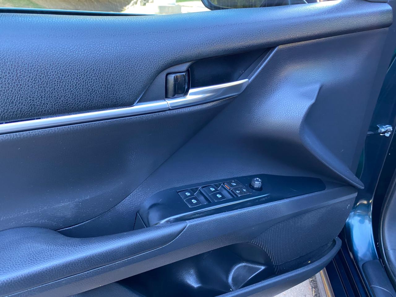Toyota Camry Hybrid SE CVT (Natl) 2020