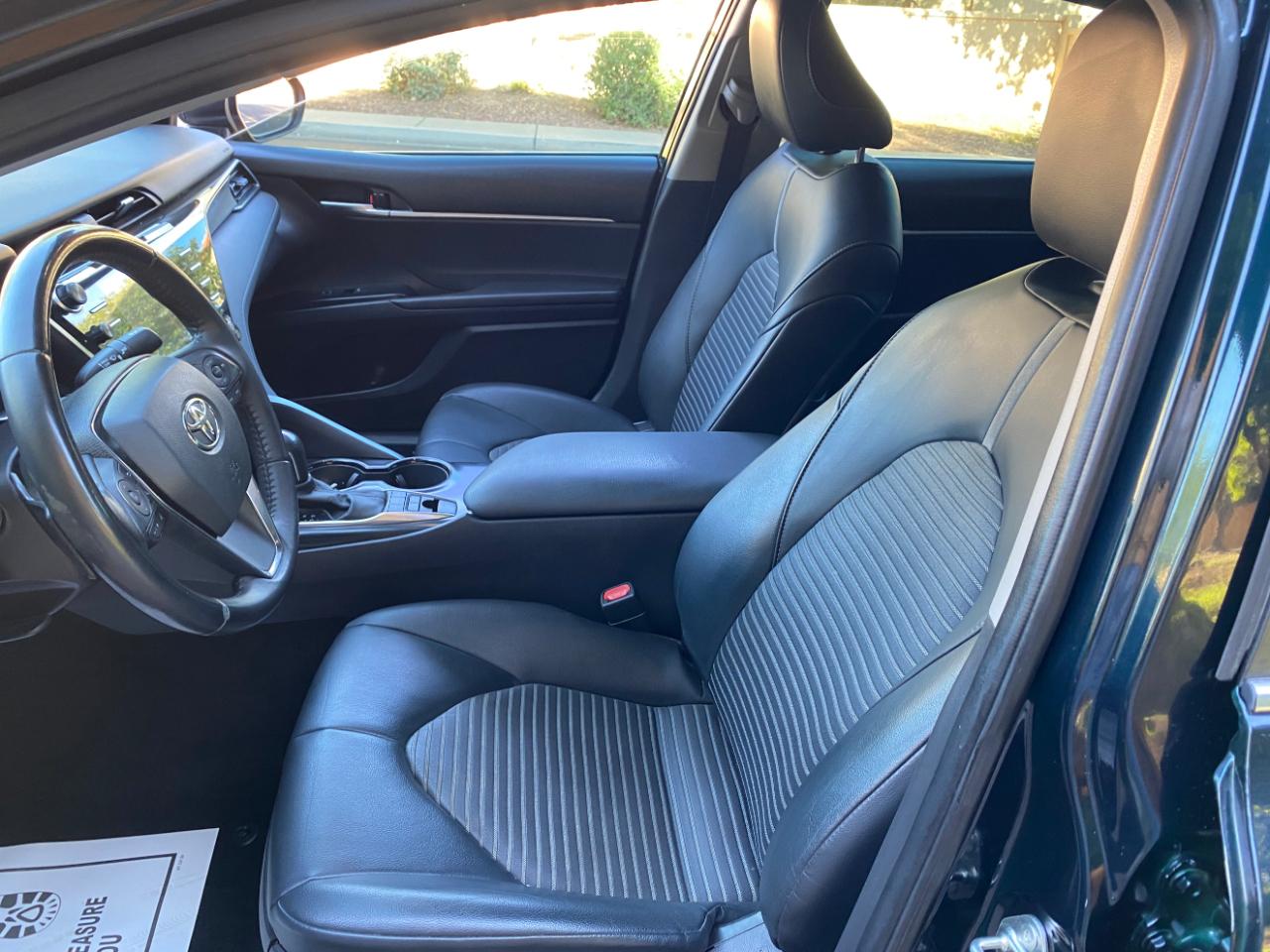 Toyota Camry Hybrid SE CVT (Natl) 2020