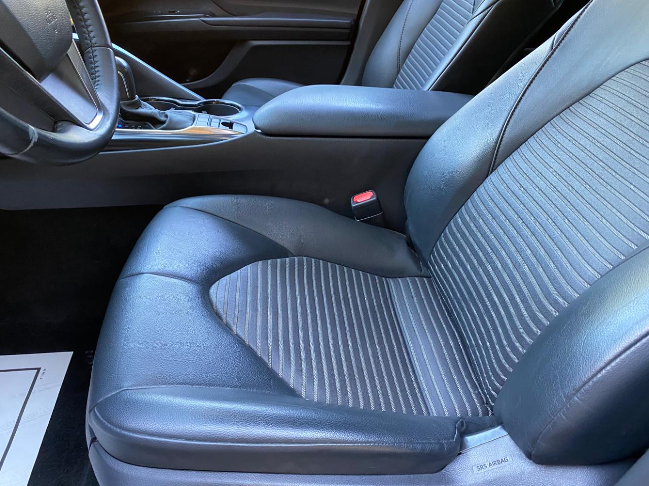 Toyota Camry Hybrid SE CVT (Natl) 2020