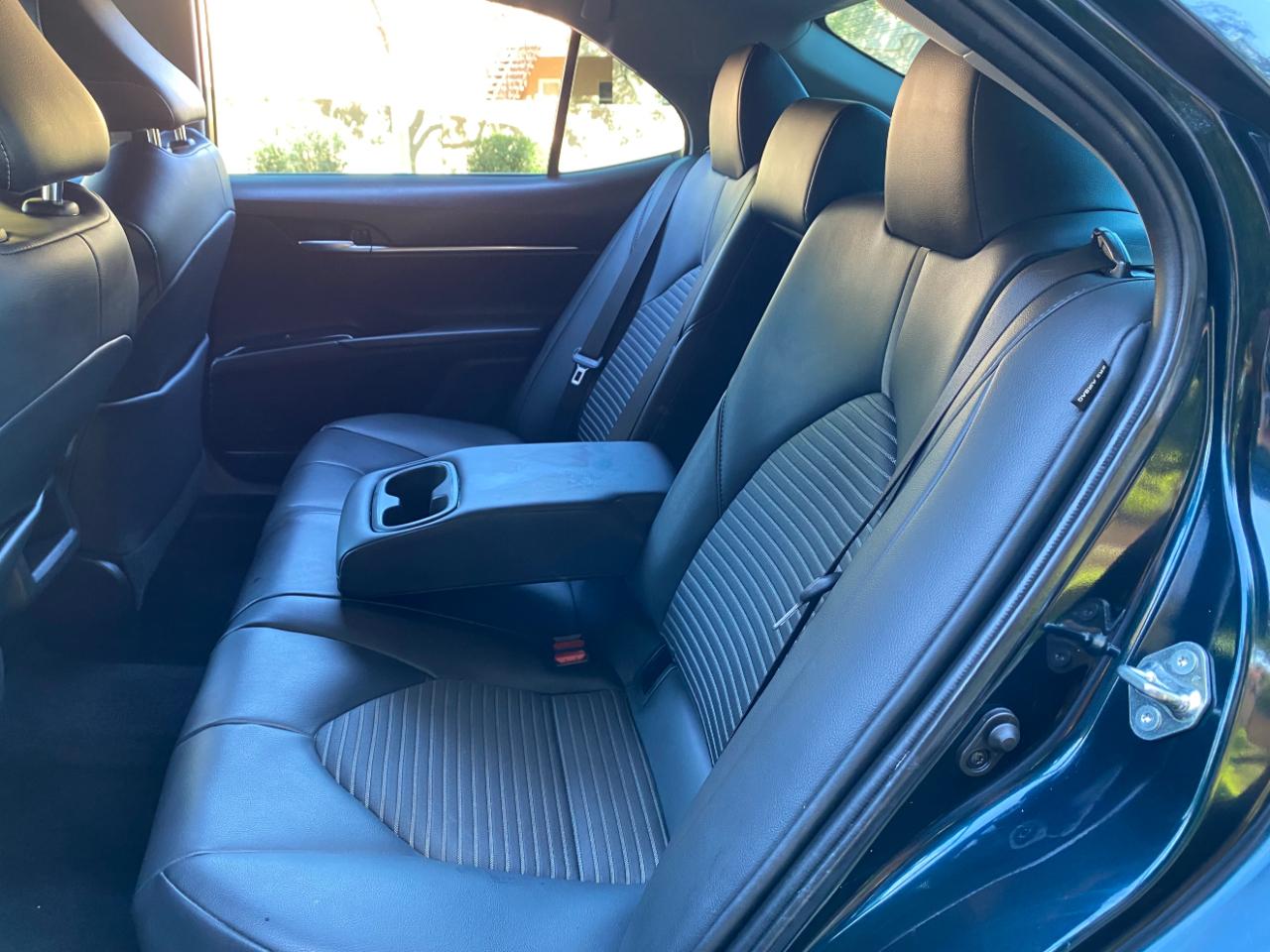 Toyota Camry Hybrid SE CVT (Natl) 2020