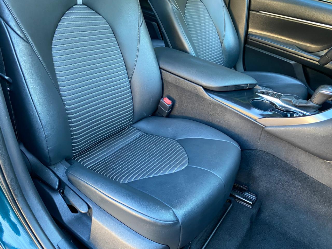 Toyota Camry Hybrid SE CVT (Natl) 2020