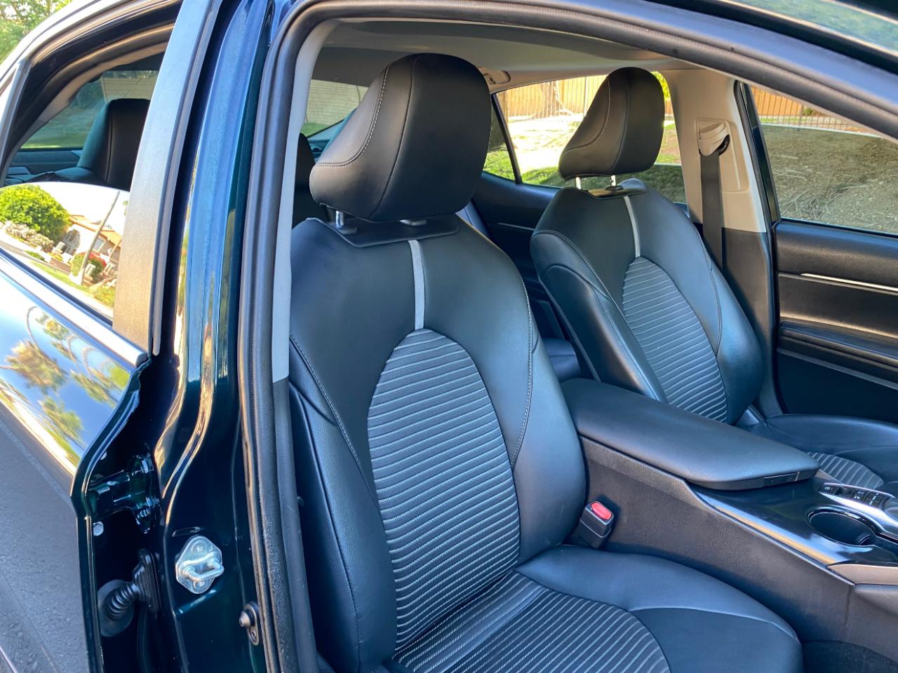 Toyota Camry Hybrid SE CVT (Natl) 2020