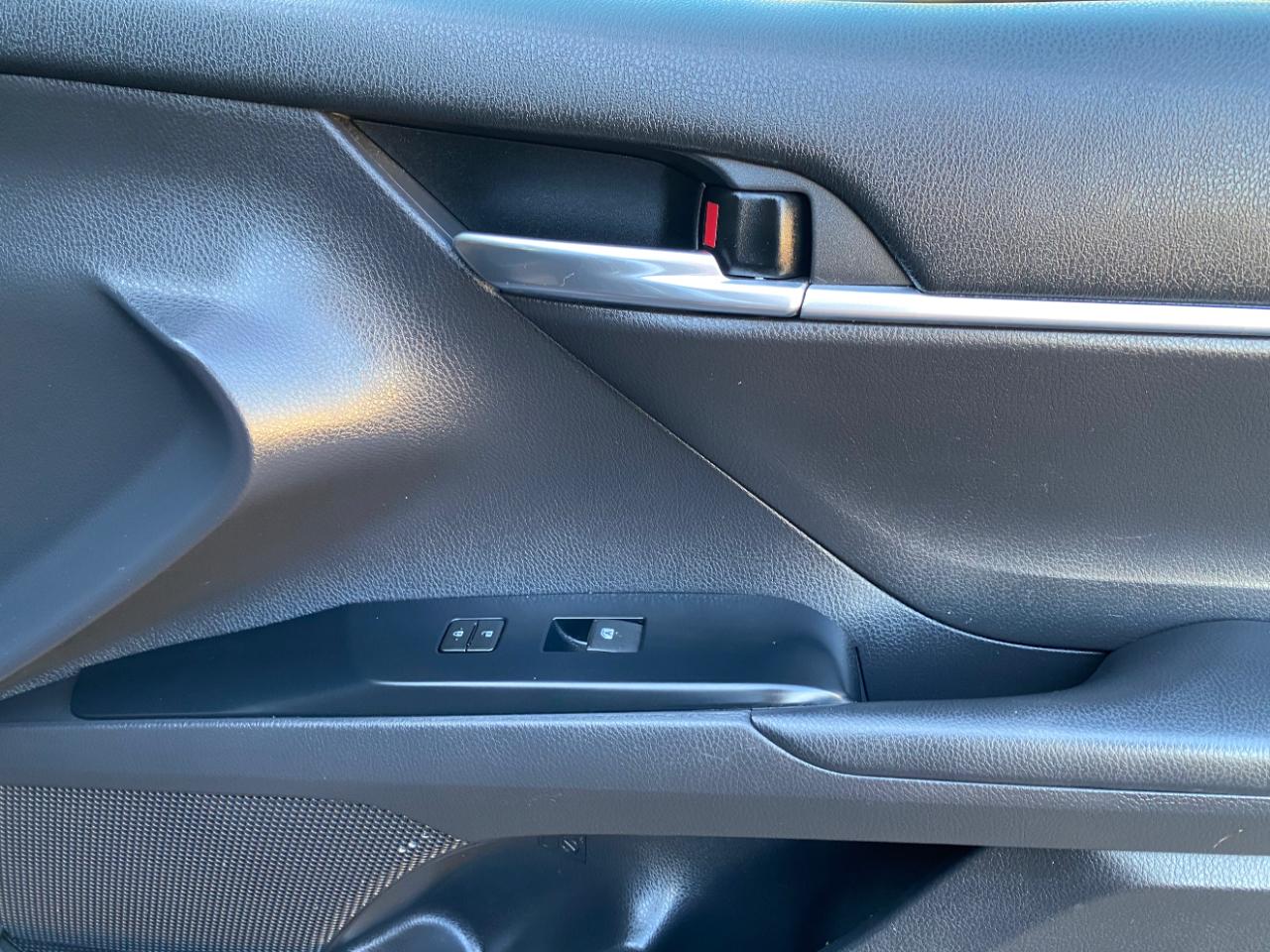 Toyota Camry Hybrid SE CVT (Natl) 2020