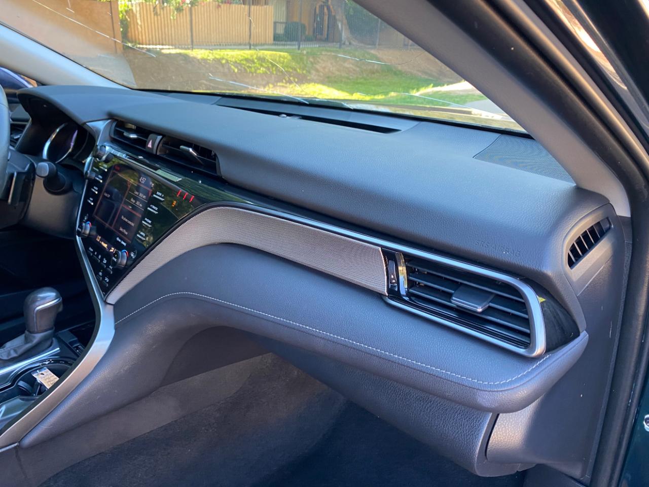 Toyota Camry Hybrid SE CVT (Natl) 2020