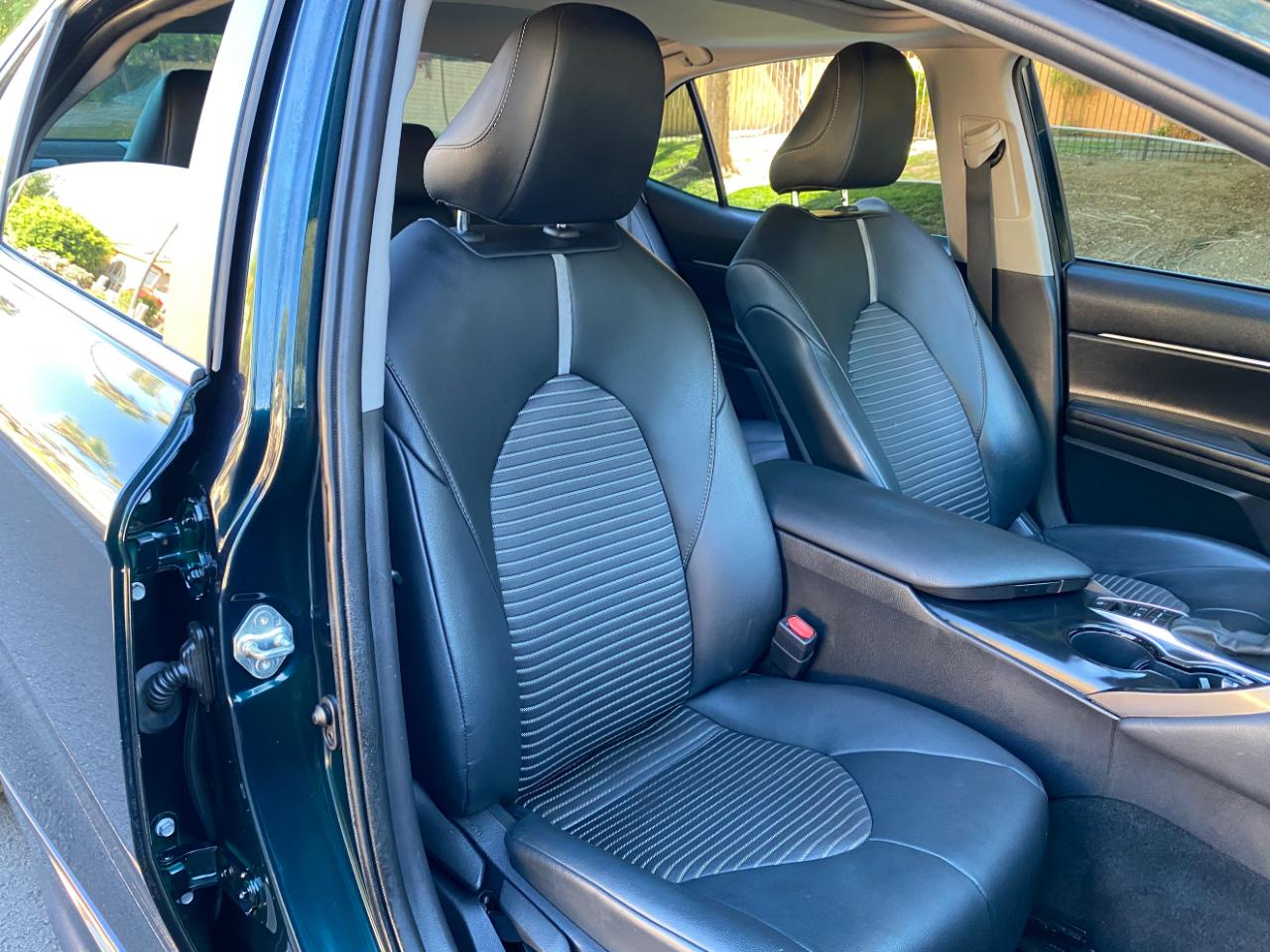 Toyota Camry Hybrid SE CVT (Natl) 2020