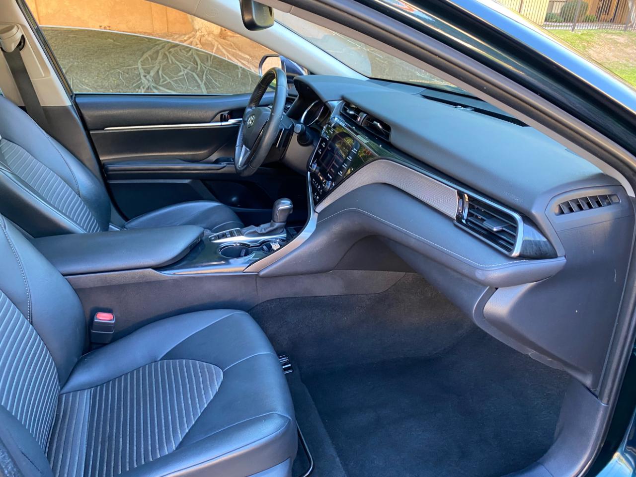 Toyota Camry Hybrid SE CVT (Natl) 2020
