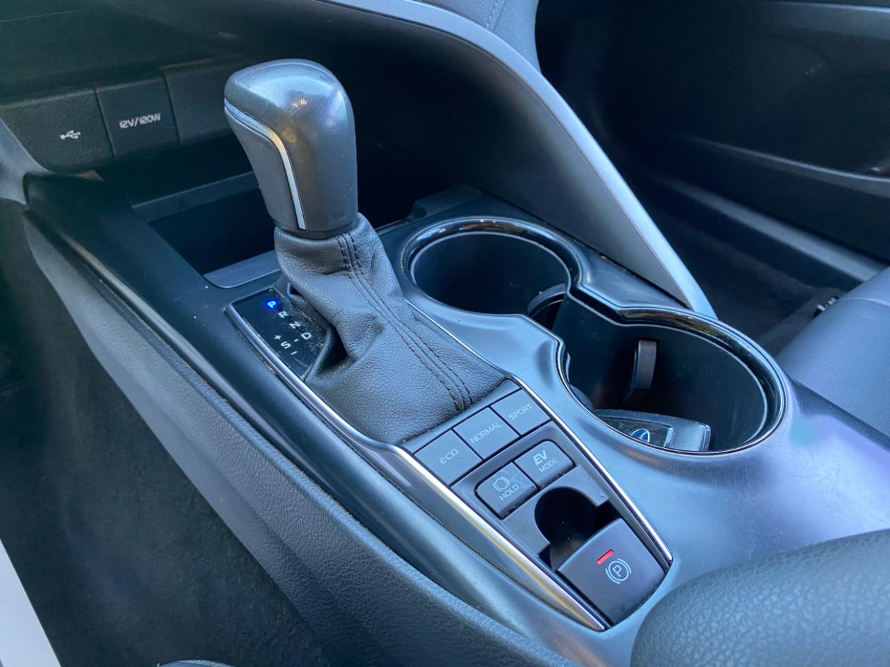 Toyota Camry Hybrid SE CVT (Natl) 2020