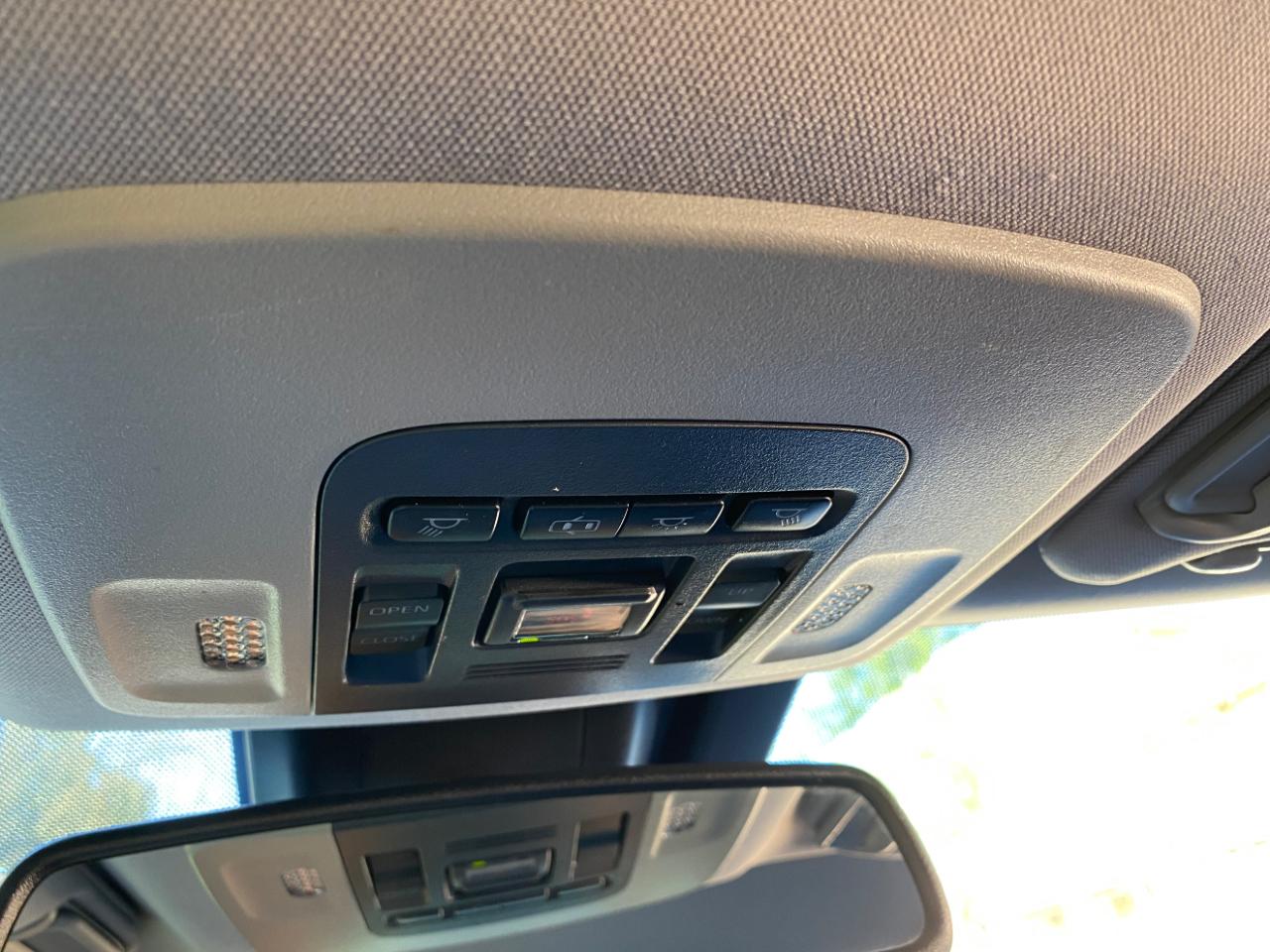 Toyota Camry Hybrid SE CVT (Natl) 2020