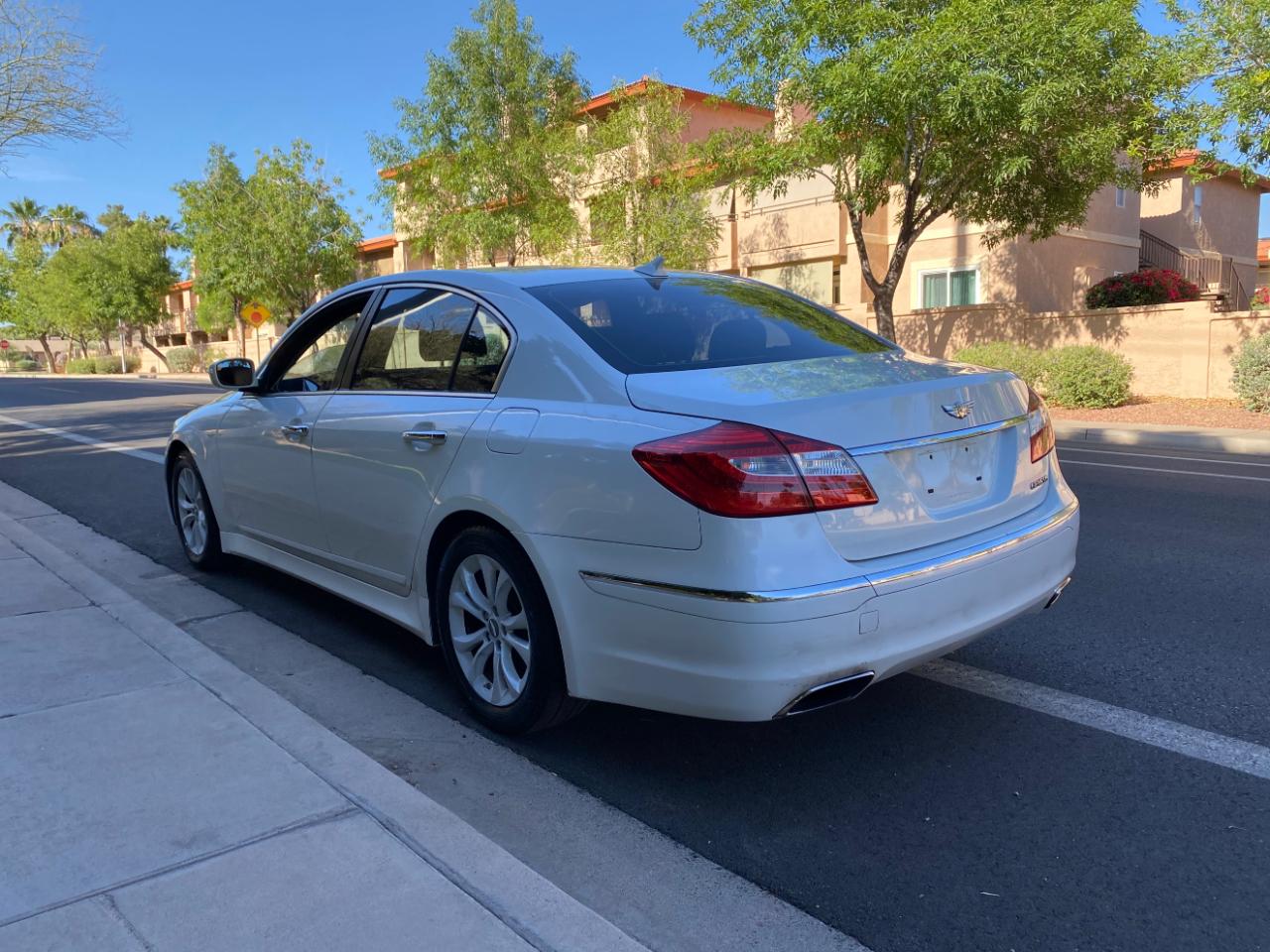 Hyundai Genesis 4dr Sdn V6 3.8L 2012