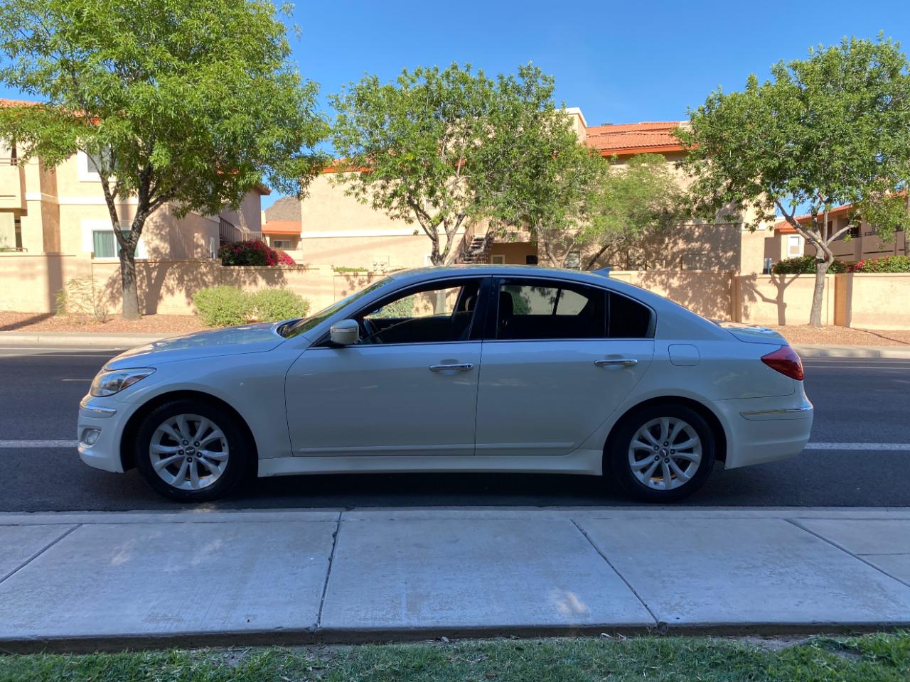 Hyundai Genesis 4dr Sdn V6 3.8L 2012