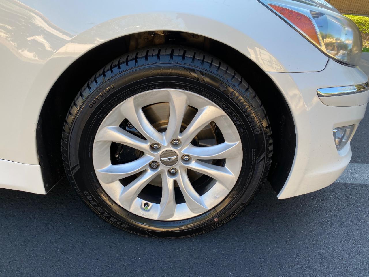 Hyundai Genesis 4dr Sdn V6 3.8L 2012