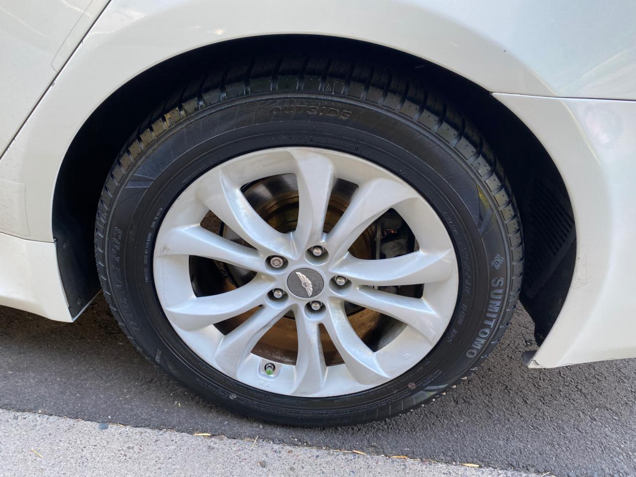 Hyundai Genesis 4dr Sdn V6 3.8L 2012