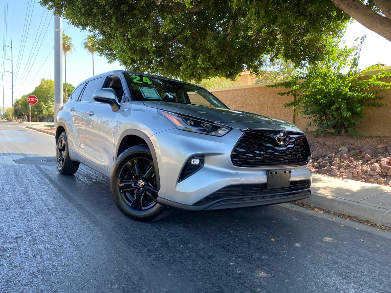 Toyota Highlander LE FWD (Natl) 2024
