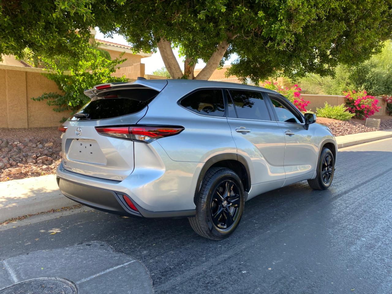 Toyota Highlander LE FWD (Natl) 2024