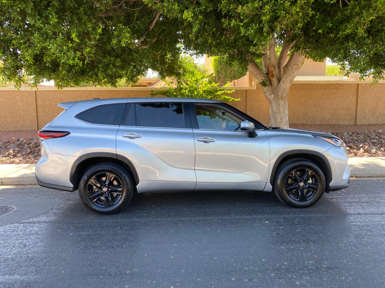 Toyota Highlander LE FWD (Natl) 2024