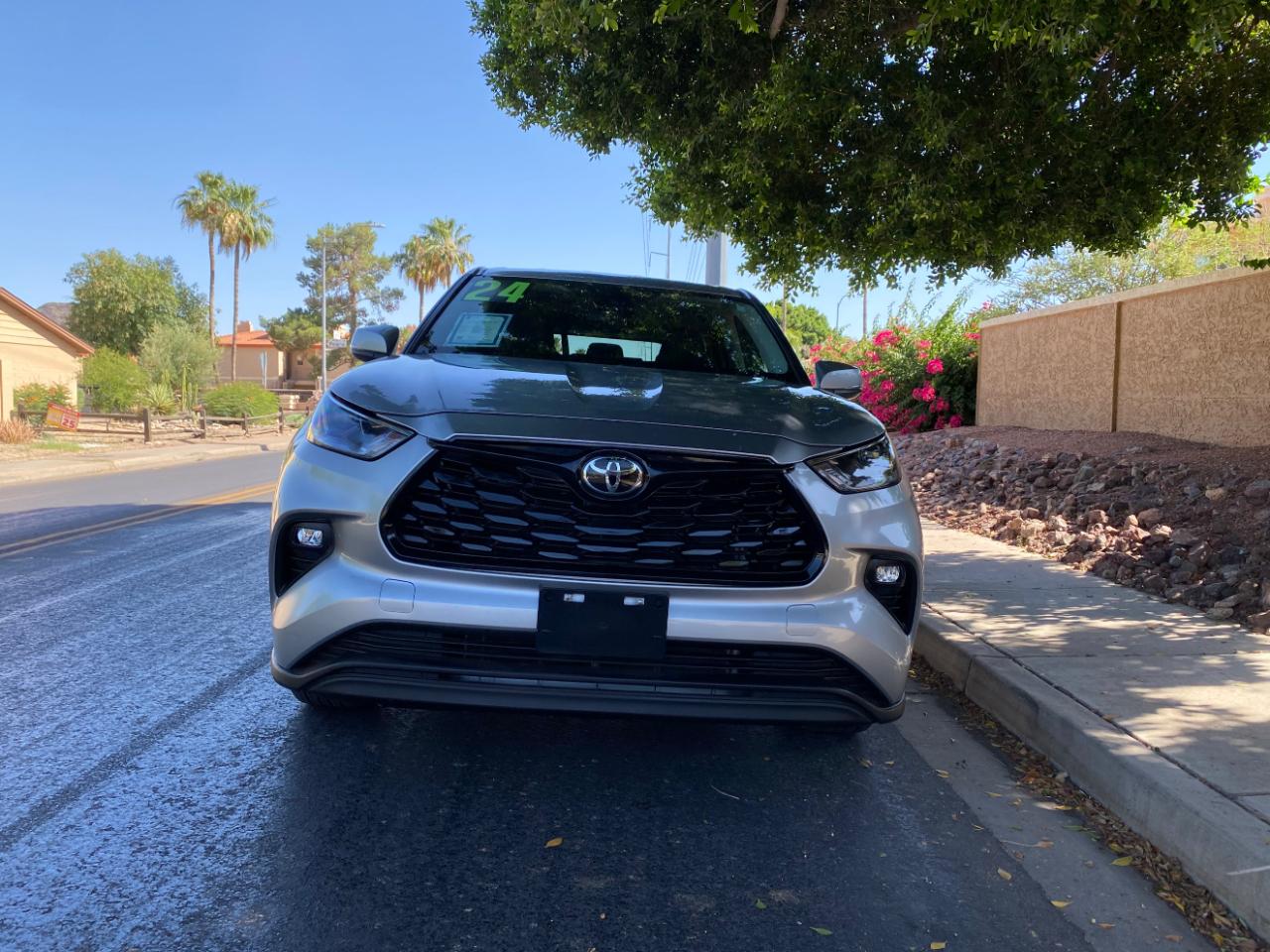 Toyota Highlander LE FWD (Natl) 2024