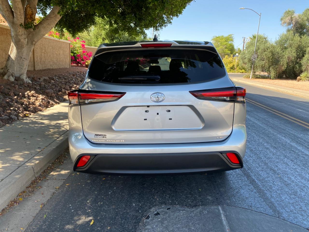 Toyota Highlander LE FWD (Natl) 2024