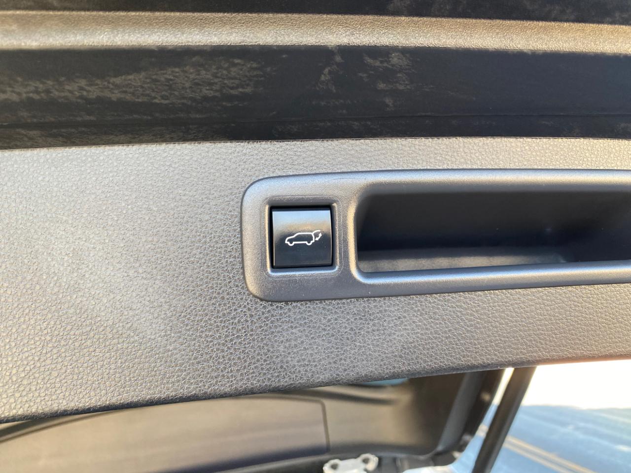 Toyota Highlander LE FWD (Natl) 2024