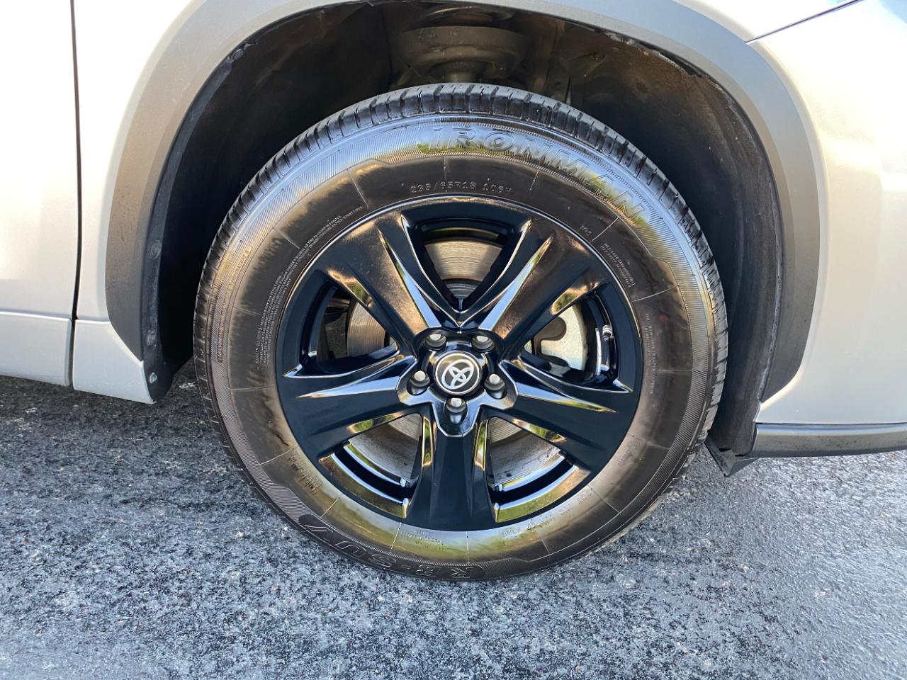 Toyota Highlander LE FWD (Natl) 2024