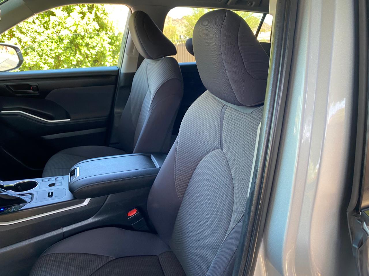 Toyota Highlander LE FWD (Natl) 2024
