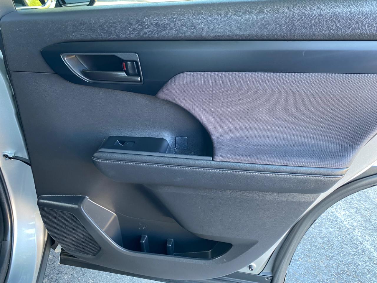Toyota Highlander LE FWD (Natl) 2024