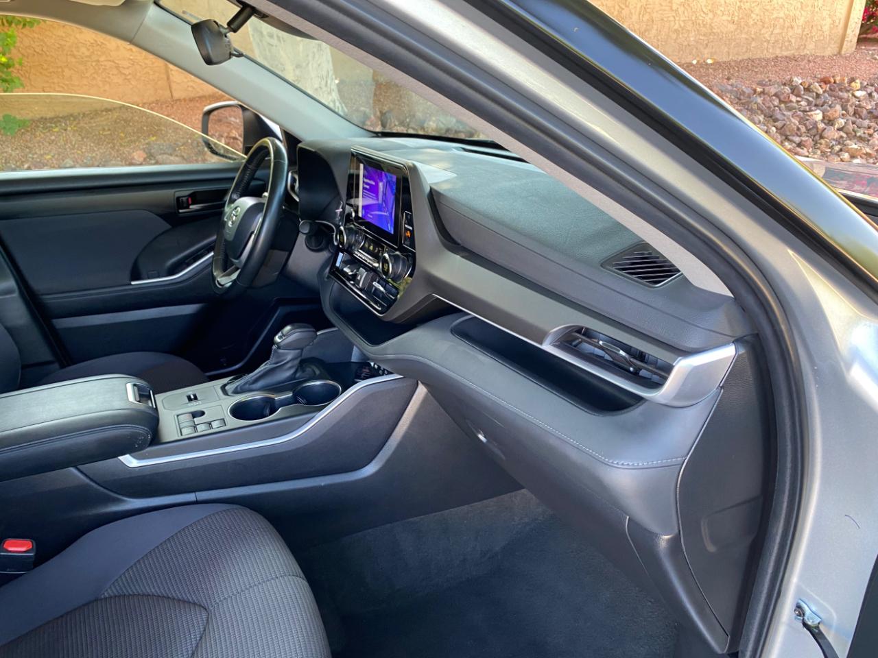 Toyota Highlander LE FWD (Natl) 2024