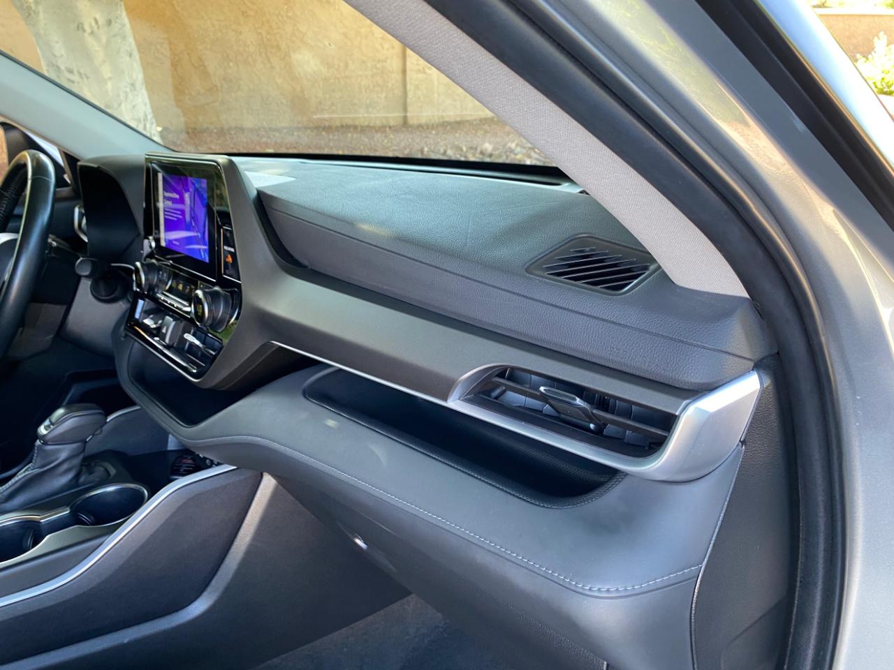 Toyota Highlander LE FWD (Natl) 2024