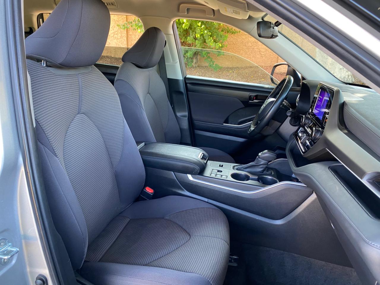 Toyota Highlander LE FWD (Natl) 2024