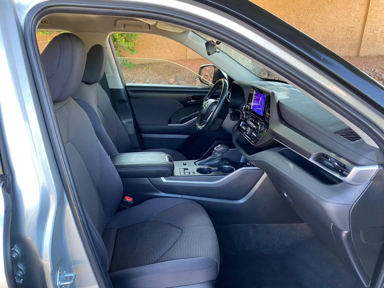Toyota Highlander LE FWD (Natl) 2024