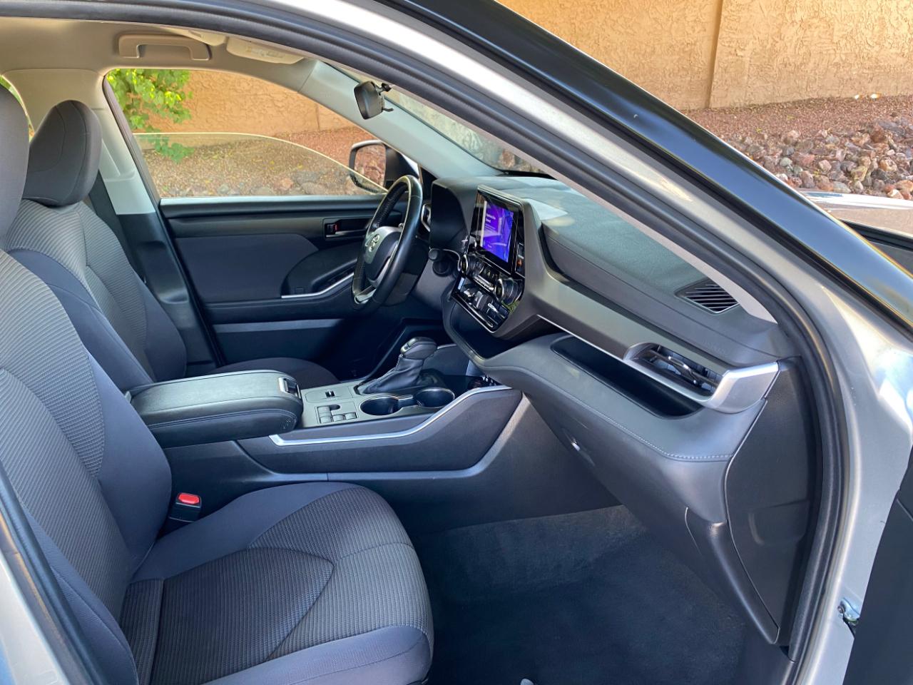 Toyota Highlander LE FWD (Natl) 2024