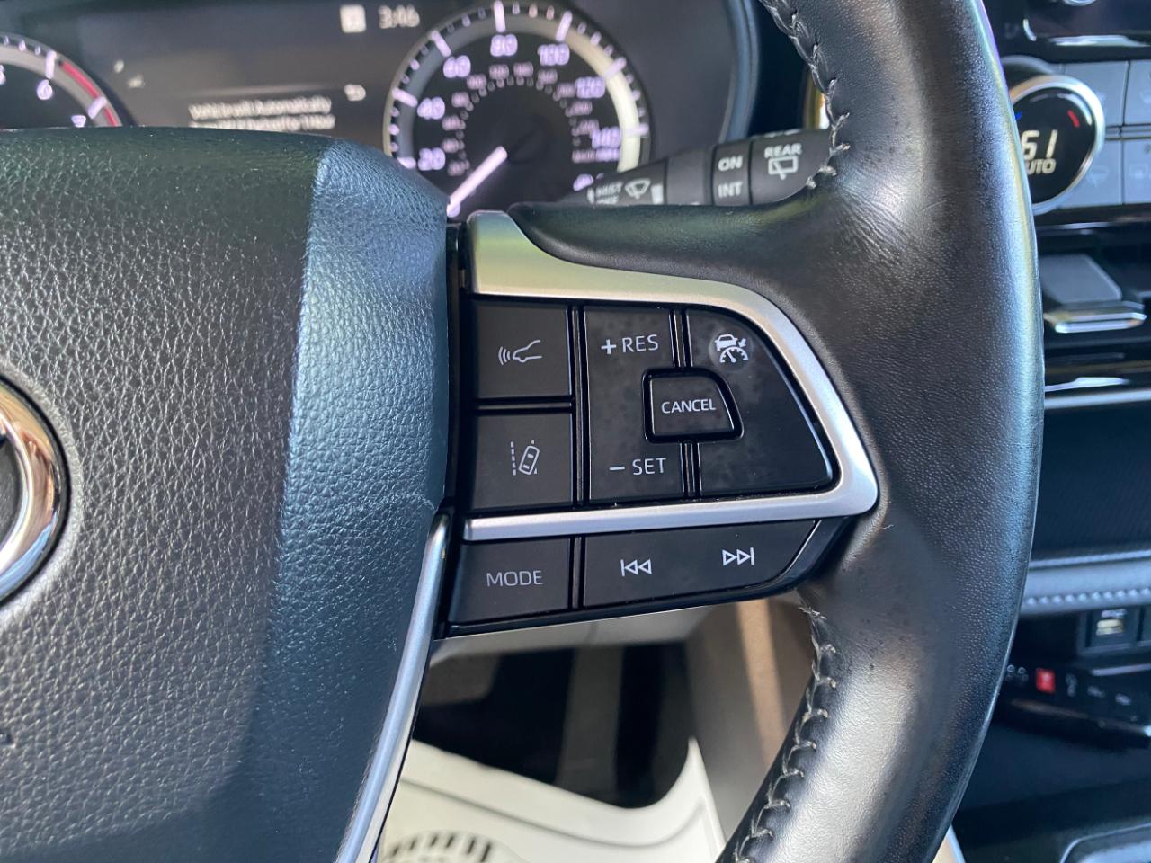 Toyota Highlander LE FWD (Natl) 2024