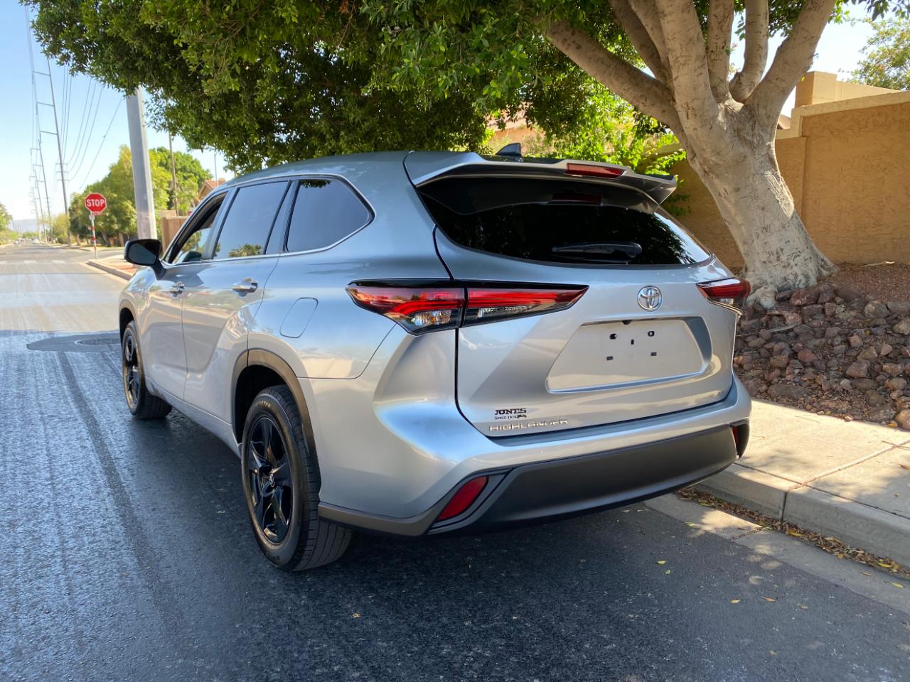 Toyota Highlander LE FWD (Natl) 2024