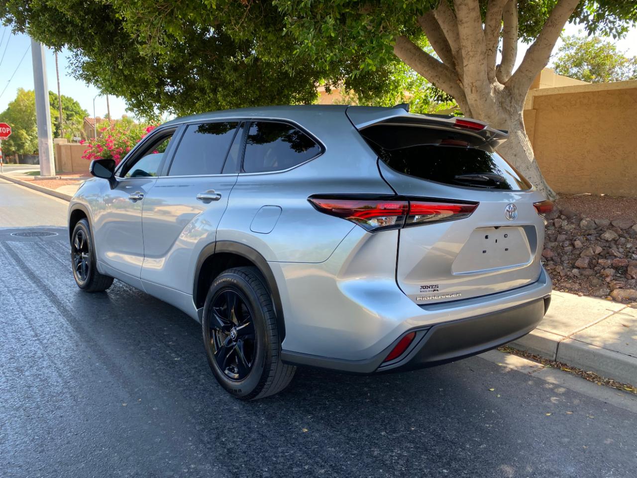Toyota Highlander LE FWD (Natl) 2024