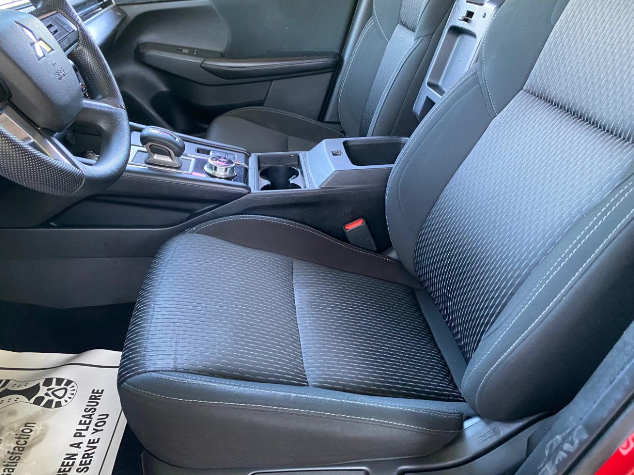 Mitsubishi Outlander ES FWD 2024