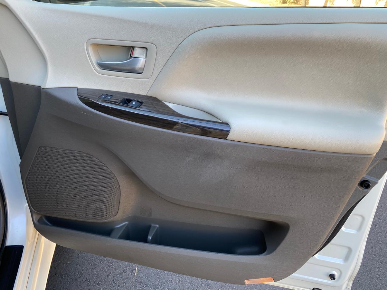 Toyota Sienna 5dr 8-Pass Van XLE Premium FWD (Natl) 2015