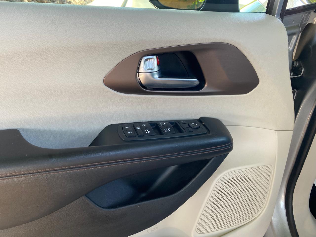 Chrysler Pacifica LX FWD 2019