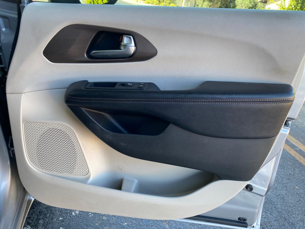 Chrysler Pacifica LX FWD 2019