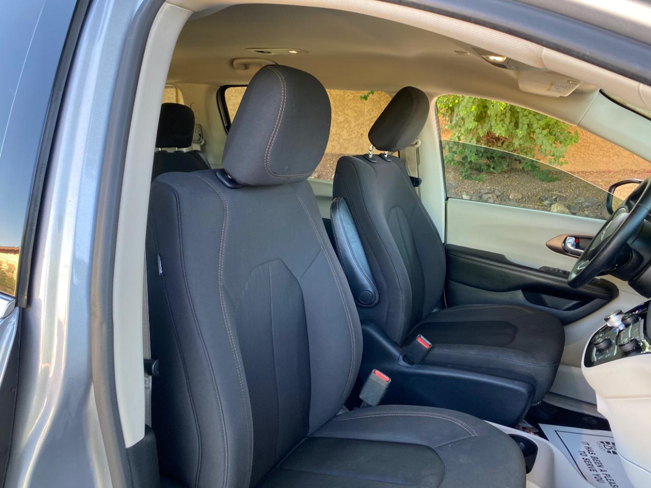 Chrysler Pacifica LX FWD 2019