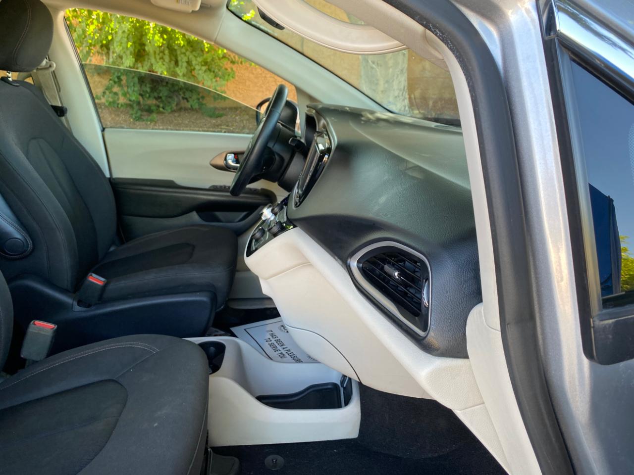 Chrysler Pacifica LX FWD 2019