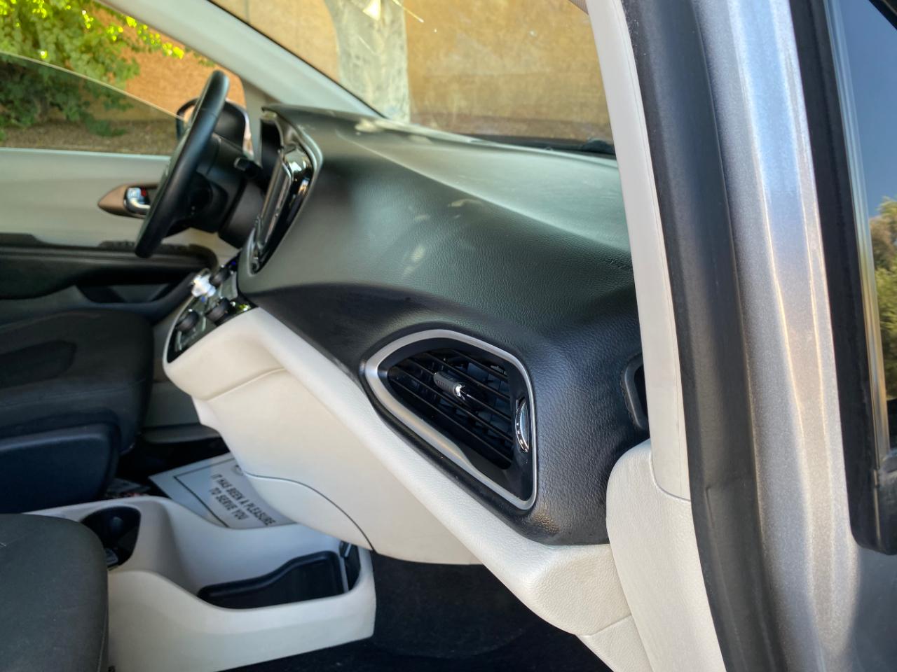 Chrysler Pacifica LX FWD 2019