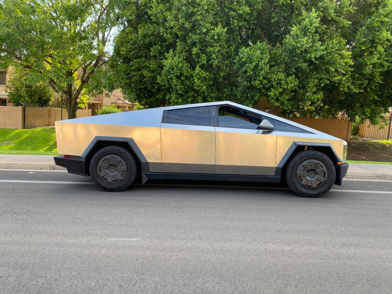 Tesla Cybertruck AWD 2025