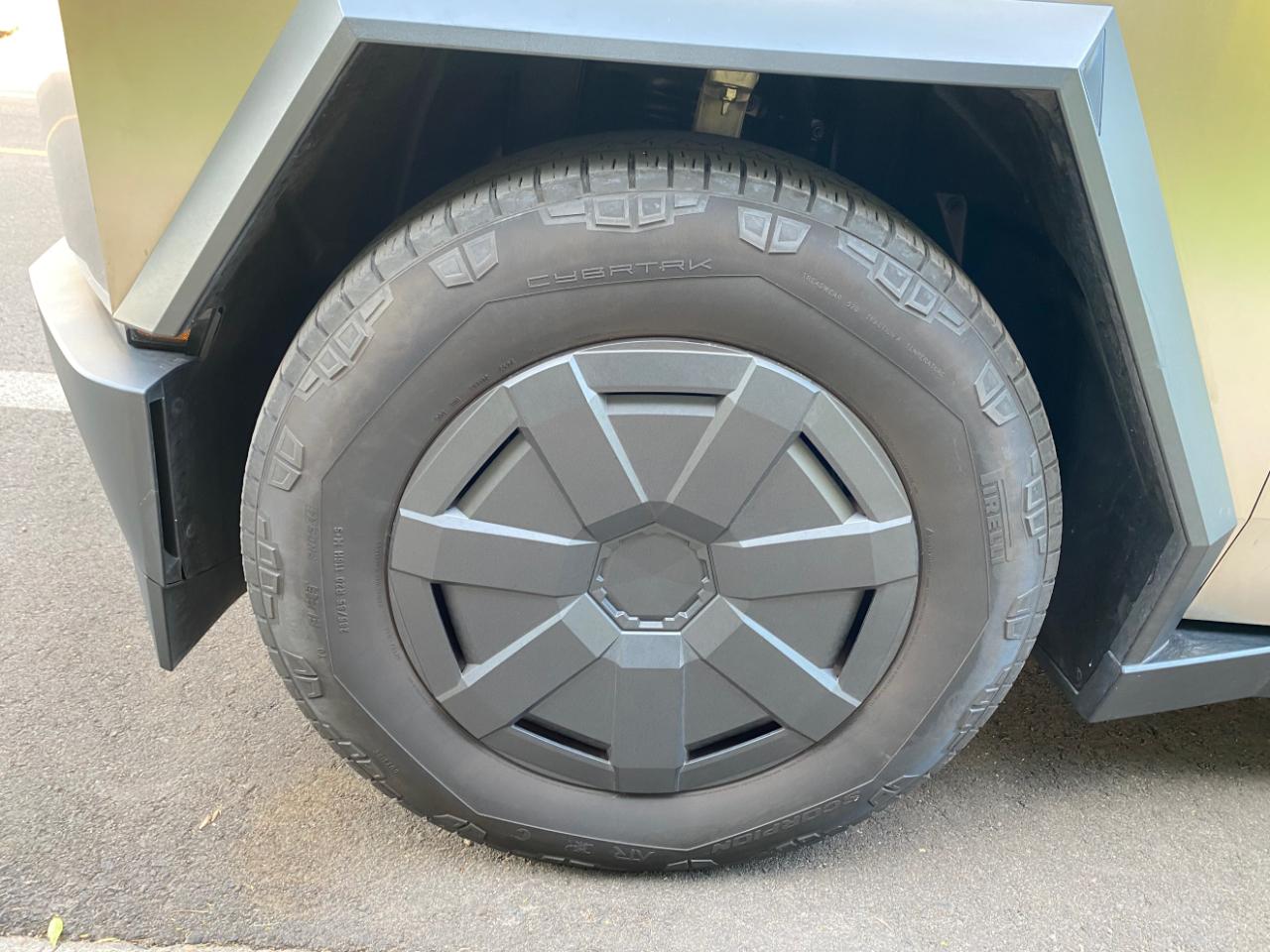 Tesla Cybertruck AWD 2025