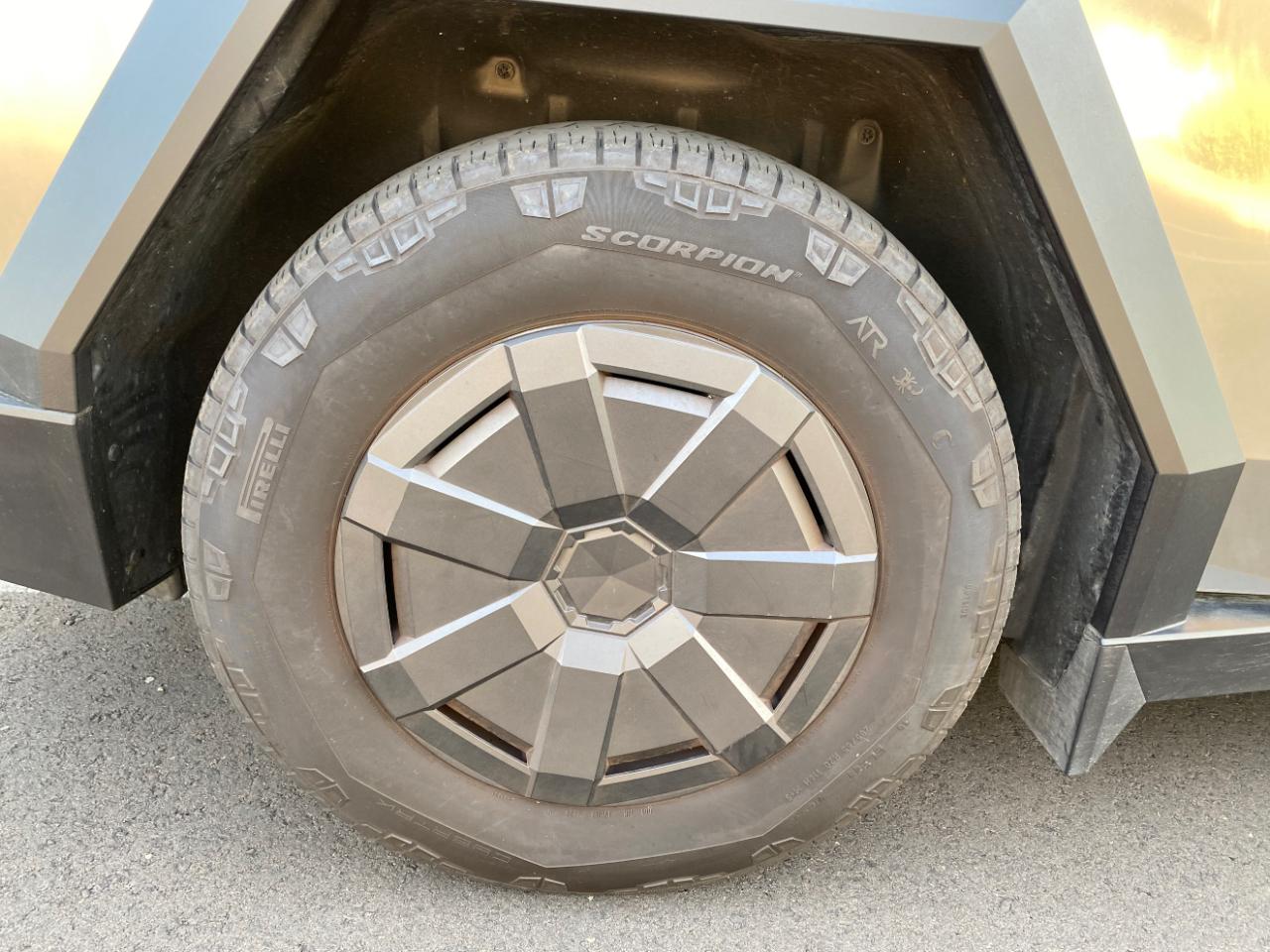 Tesla Cybertruck AWD 2025