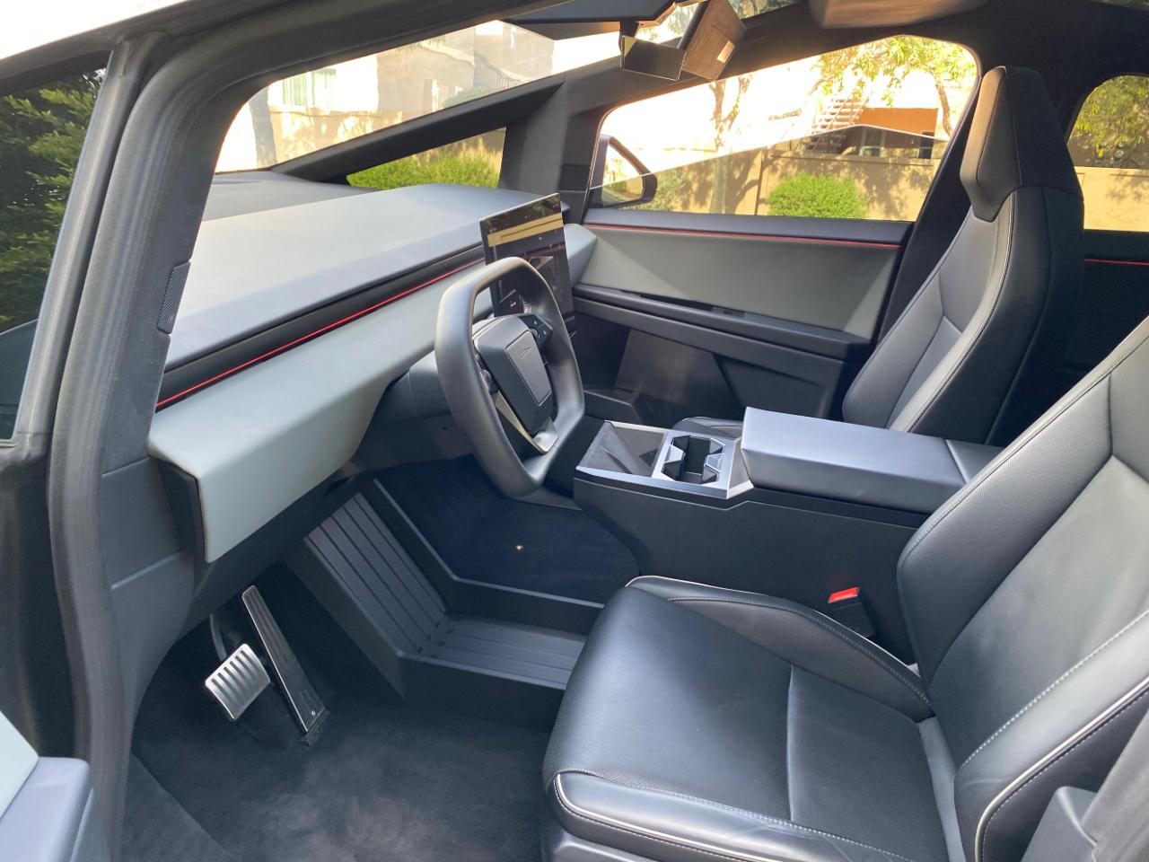 Tesla Cybertruck AWD 2025